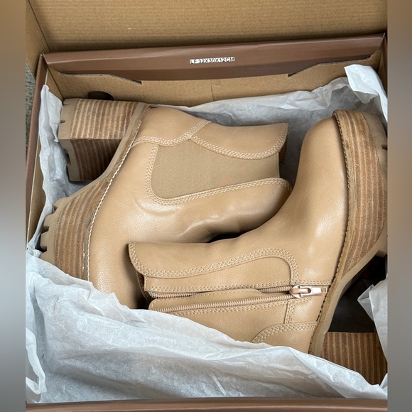 OASIS SOCIETY PLATFORM HEELED ANKLE BOOTS. Dorothy. Almond/Tan. Size 6.5. - Picture 6 of 10